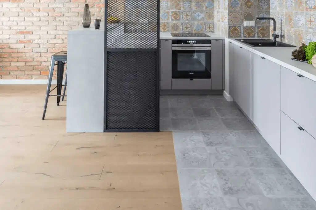 Jak połączyć płytki z panelami w salonie bez błędów i frustracji