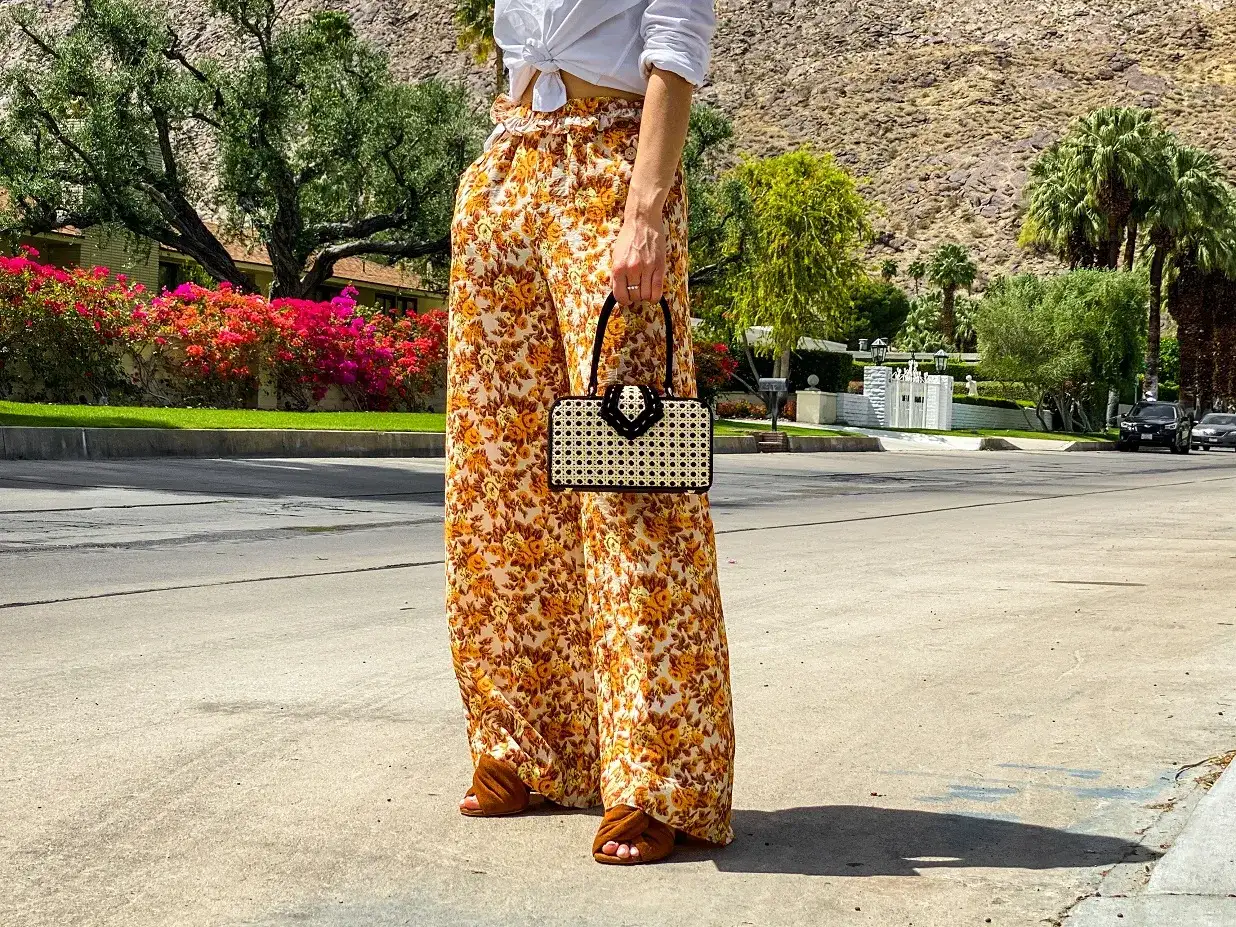 Co ubrać do spodni w kwiaty, aby uniknąć modowej wpadki?