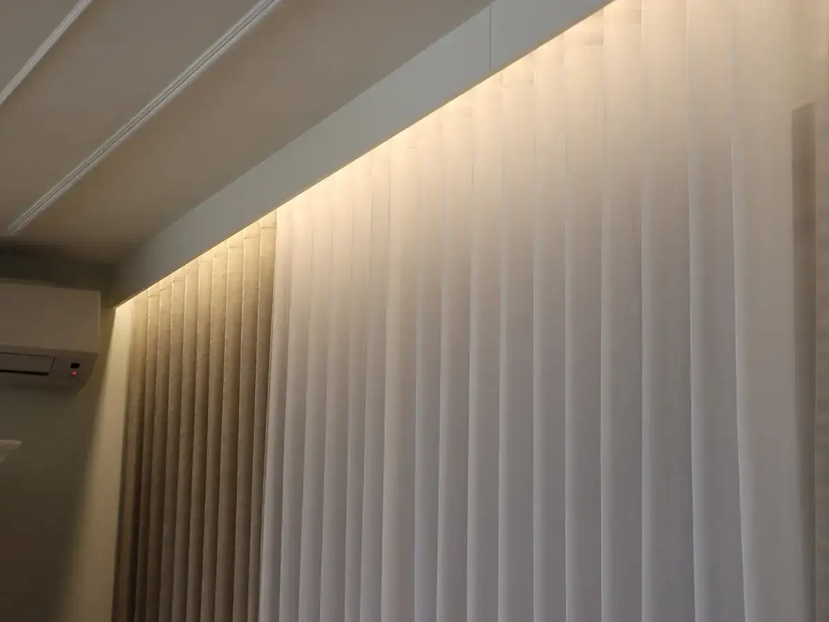 Eleganckie zasłony z podświetleniem ściany od góry tworzą przytulną atmosferę.