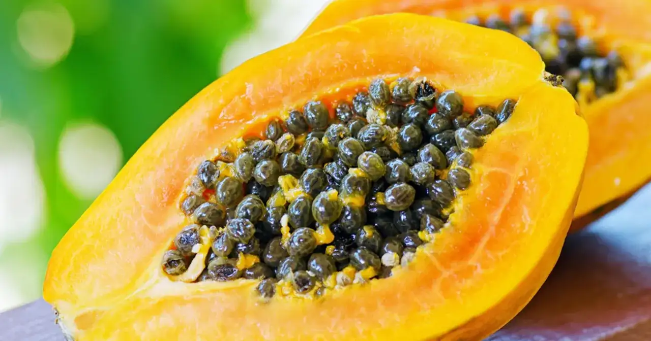 Przekrojona papaja z czarnymi nasionami, dowód na to, że papaja uprawa w Polsce jest możliwa.