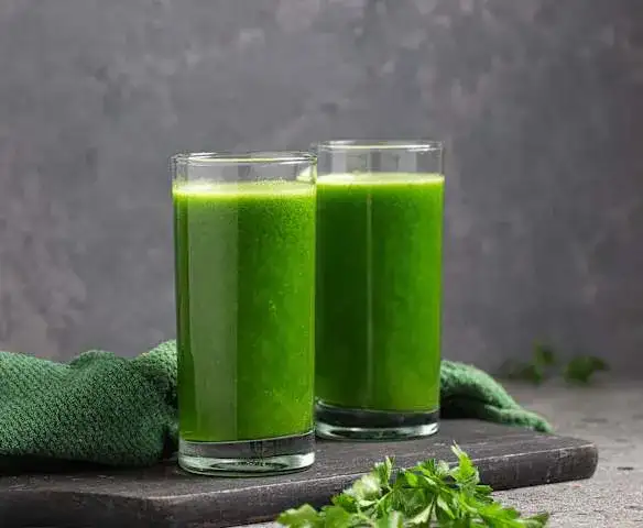 Napój z zielonej pietruszki: Odkryj moc detoksu i zdrowia!