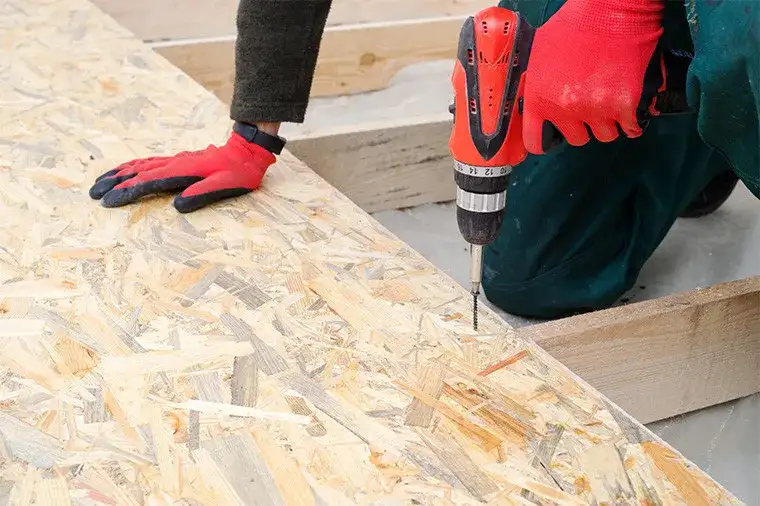 Jaka płyta OSB na ściany zewnętrzne? Wybierz najlepszą opcję na wilgoć