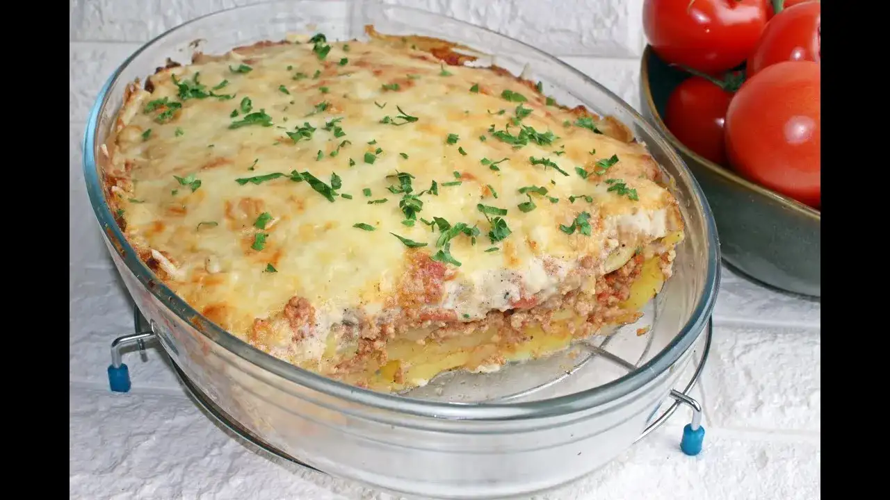 Jak zrobić sos do zapiekanki ziemniaczanej z mięsem mielonym, który zaskoczy smakiem