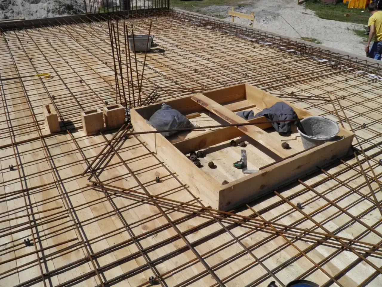 Zbrojenie otworów w płytach żelbetowych: Jak uniknąć błędów? Eurokod 2