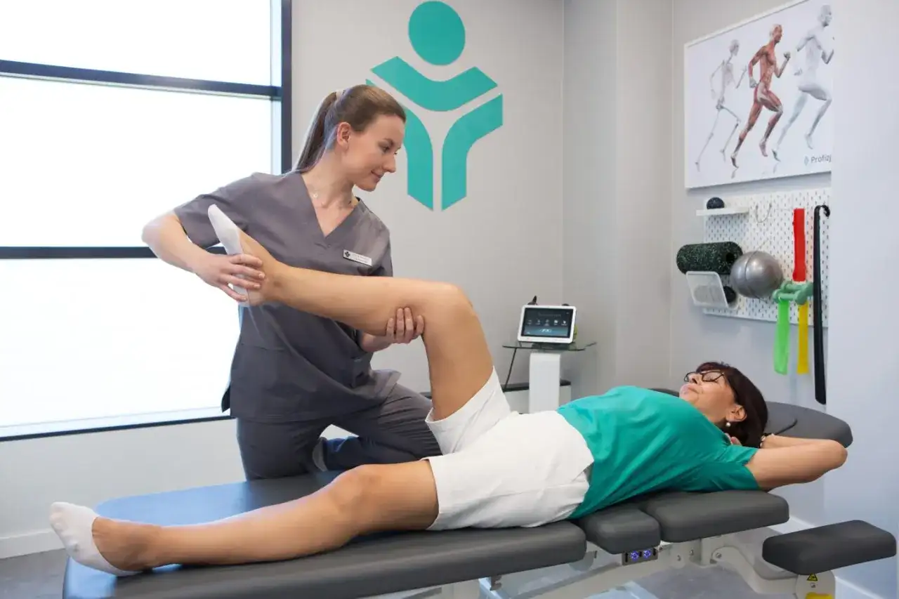 Lekarz rehabilitacji: Kiedy pomoże i czym różni się od fizjoterapeuty?