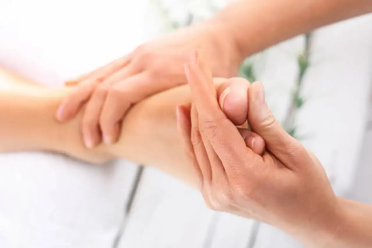 Rehabilitacja po paluchu sztywnym: Ćwiczenia krok po kroku