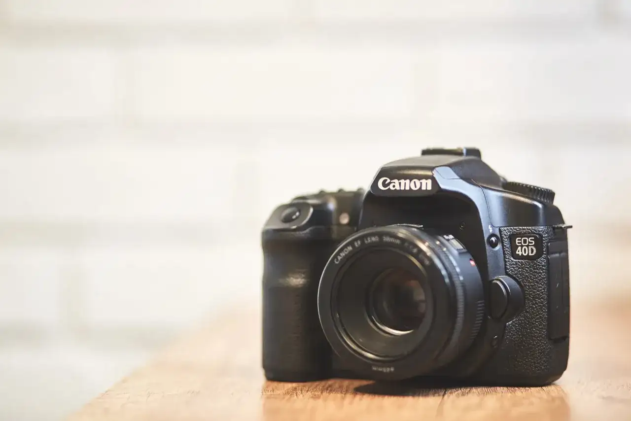 Czarna cyfrowa lustrzanka Canon EOS 40D z obiektywem 50mm, idealna dla początkujących fotografów.