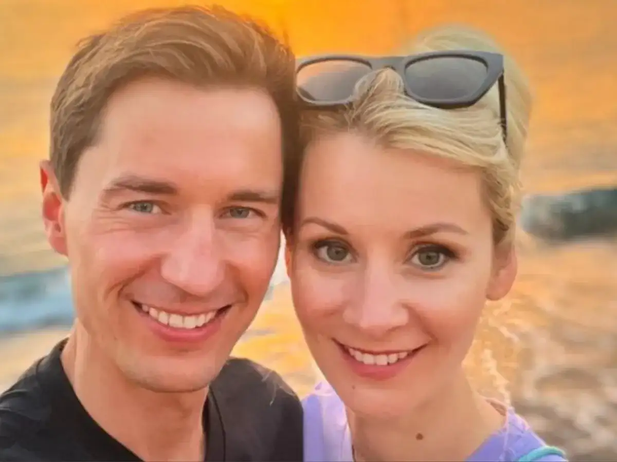 Uśmiechnięta para na tle zachodzącego słońca. Czy to rodzina Kamila Stocha? Ile dzieci ma Kamil Stoch?