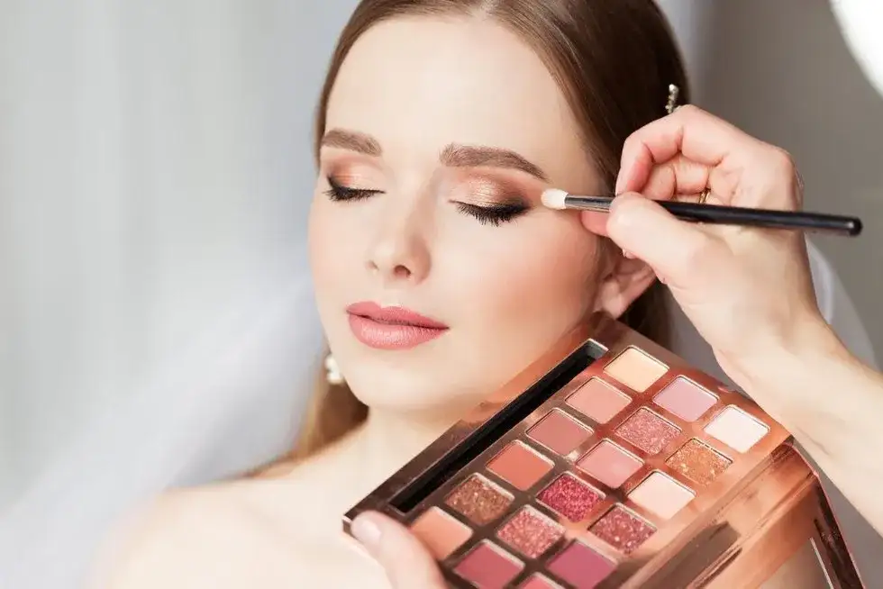 Ile trwa makijaż ślubny? Poznaj szczegółowy harmonogram