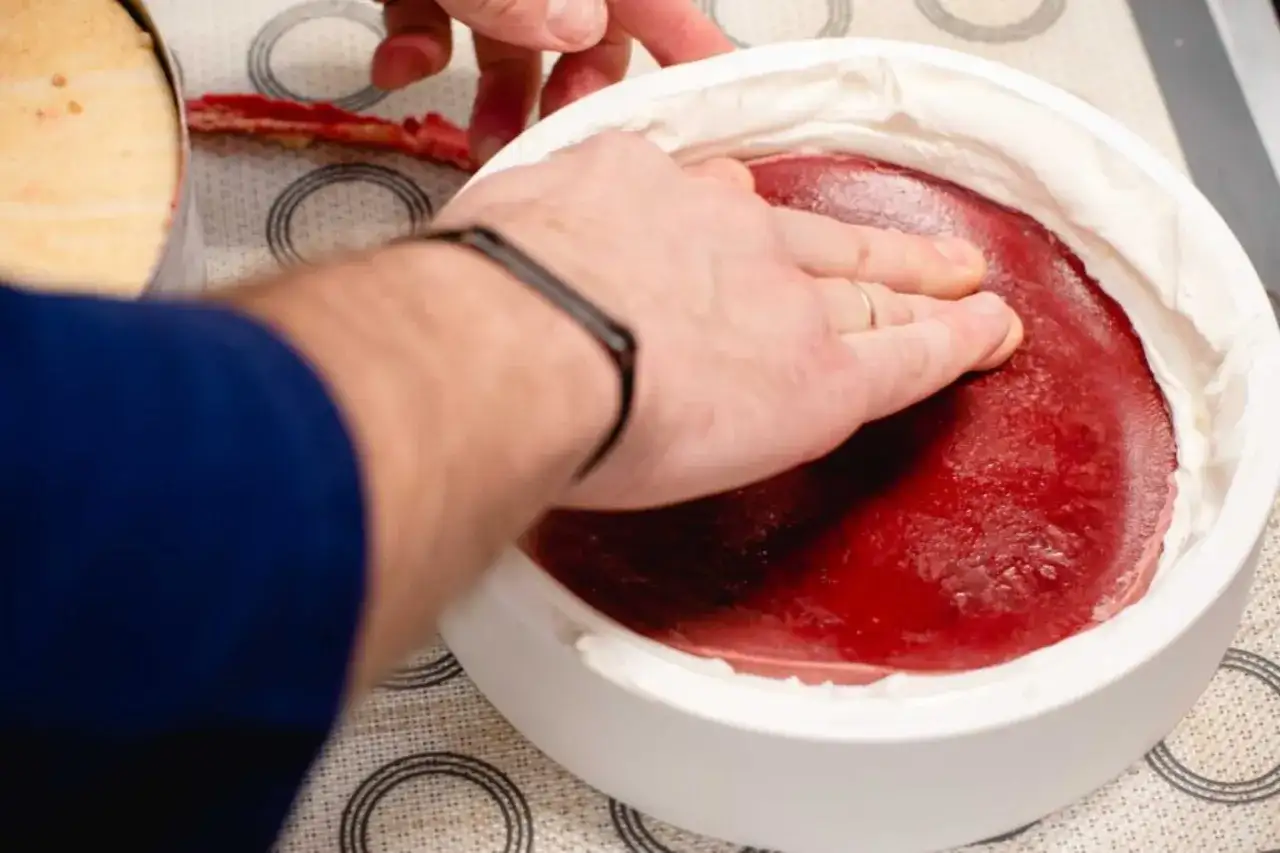 Jak zrobić żelkę malinową do tortu - łatwy przepis krok po kroku