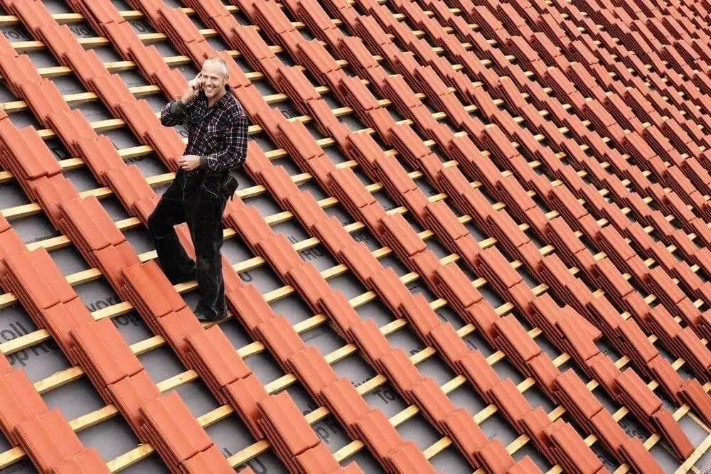 Kto wyrabia płytki dla dekarza? Poznaj kluczowych producentów