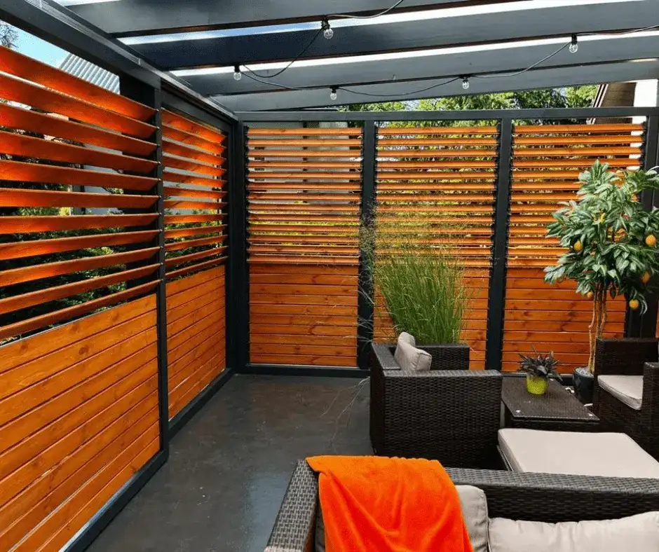 Czym zasłonić altanę, aby skutecznie chronić przed deszczem i słońcem