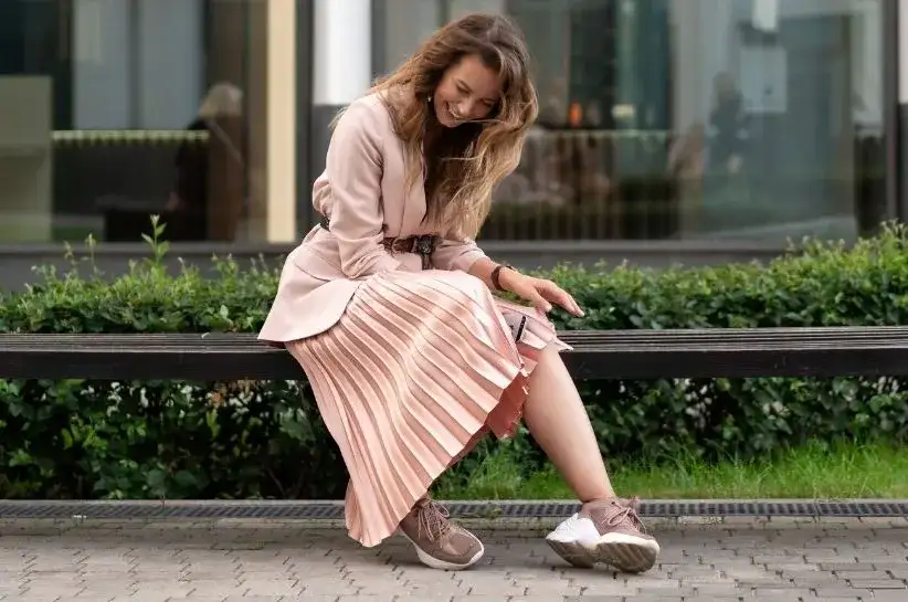 Co założyć do plisowanej spódnicy? Stylizacje na każdą okazję i porę roku