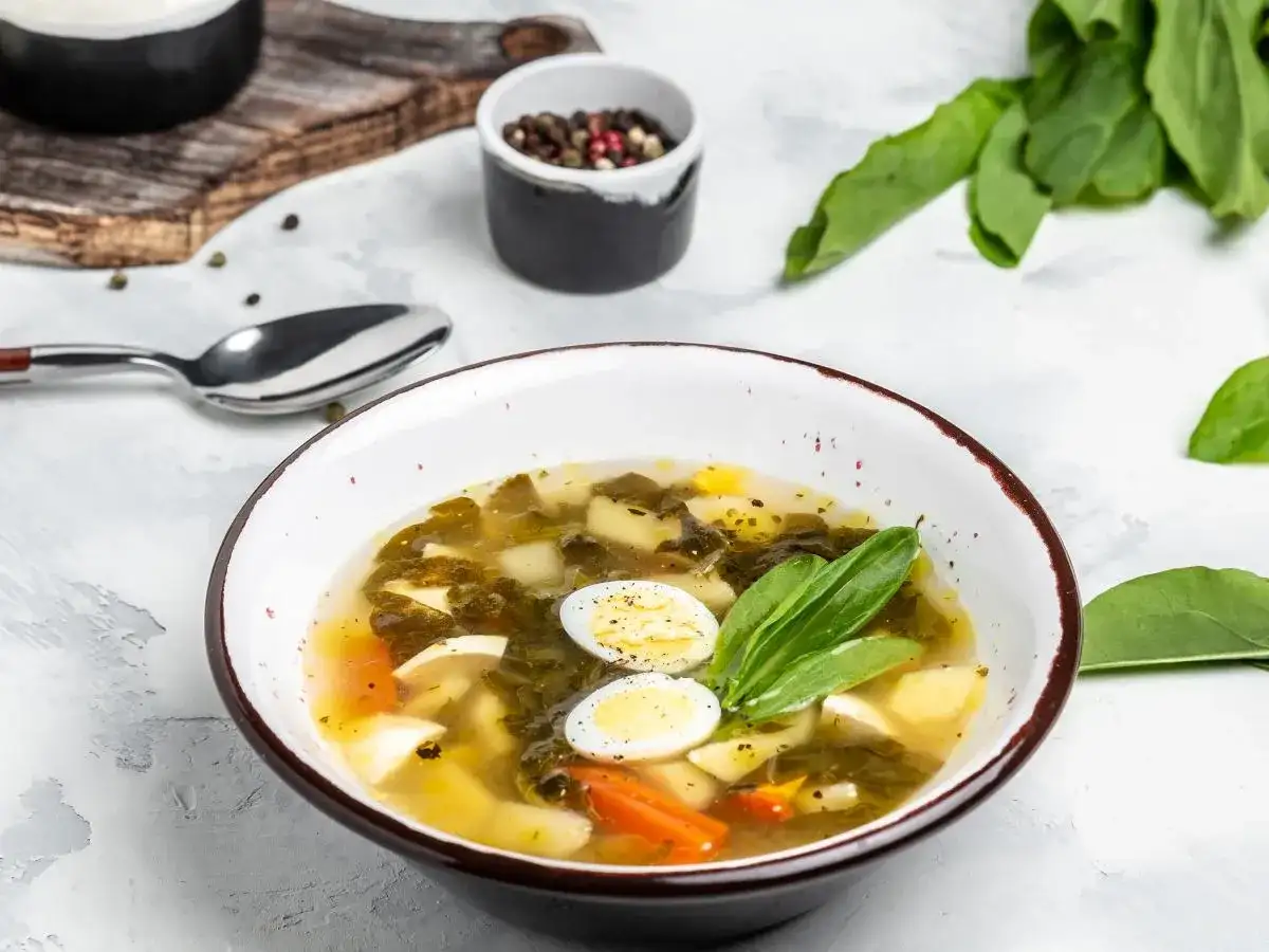 Idealna zupa szczawiowa: przepis na domowy smak jak u babci