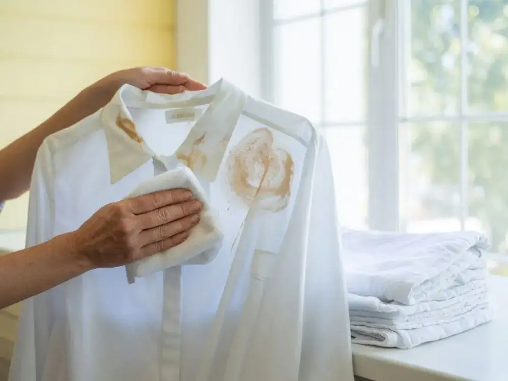 Plama z podkładu: Jak szybko i skutecznie uratować białą bluzkę?