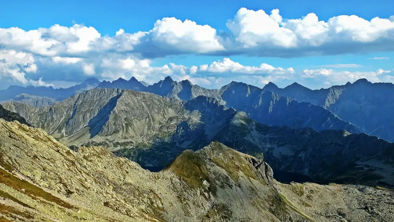 Majestatyczne Tatry, skaliste zbocza i ostre szczyty. Widok z szlaku na Zawrat zapiera dech w piersiach.