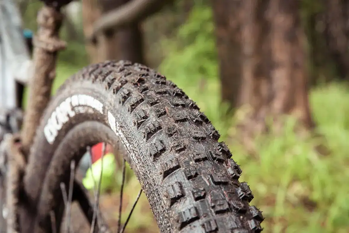 Jakie opony wybrać do obręczy 622x19, aby uniknąć problemów?