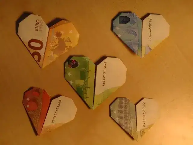 Serduszka z banknotów w prostej kopercie z kółek