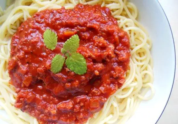 Ile kalorii ma sos do spaghetti z mięsem mielonym? Sprawdź teraz!