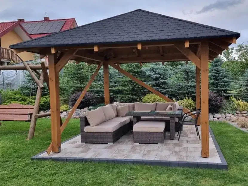 Zabudowa altany: materiały, typy, montaż i prawo. Inspiracje.