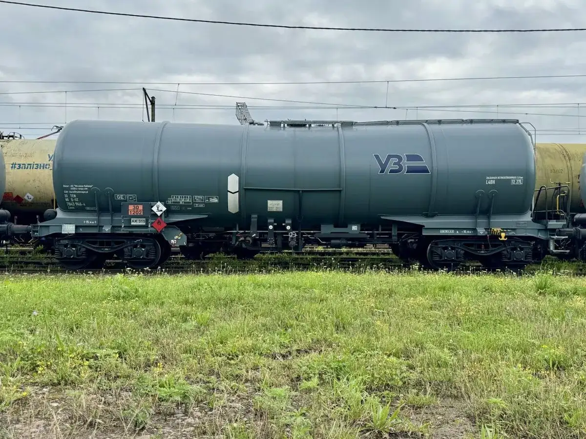 Szary wagon-cysterna z logo УЗ, gotowy do transportu. Ile wagonów można przewieźć do Niemiec? Zależy od ładunku i przepisów.