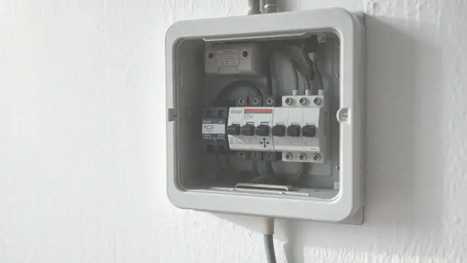 Płyta indukcyjna: wybór bezpiecznika B czy C dla bezpieczeństwa?