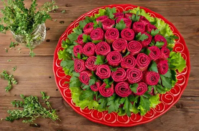 Jak ozdobić sałatkę, aby zachwycić gości i podnieść jej smak