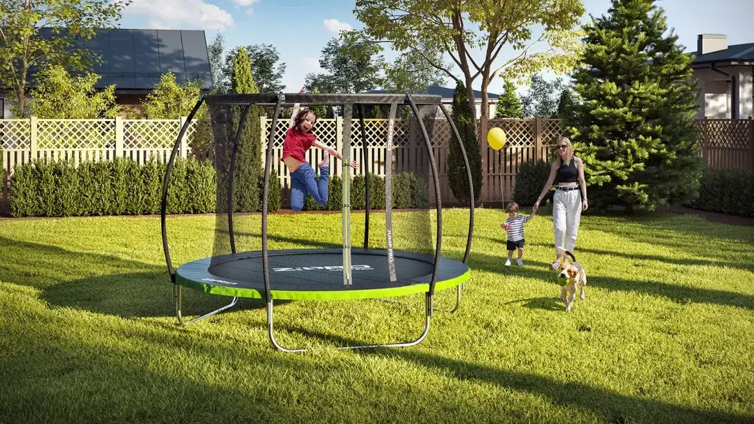 Trampolina ogrodowa z siatką wewnętrzną czy zewnętrzną - co wybrać dla bezpieczeństwa?