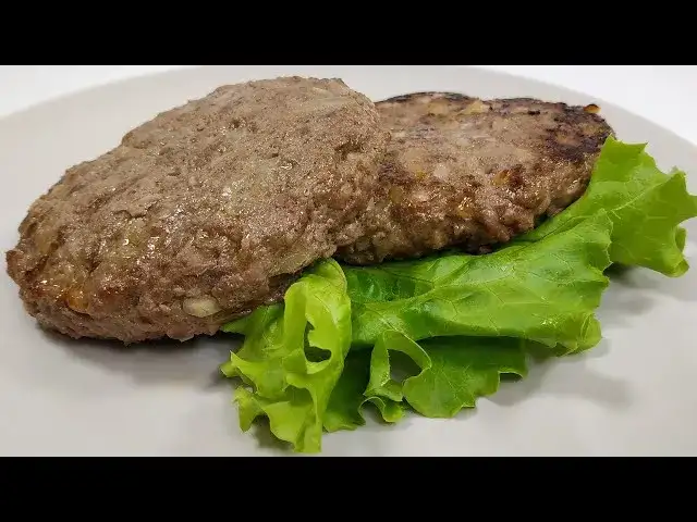 Jak zrobić mięso do burgerów, by uniknąć suchych kotletów