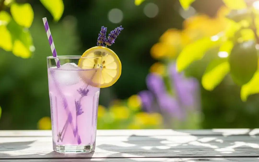 Orzeźwiający napój z białego wina i słodkiego soku owocowego na lato