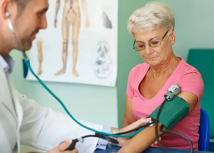 Wysokie ciśnienie: którego lekarza wybrać, by uniknąć powikłań?
