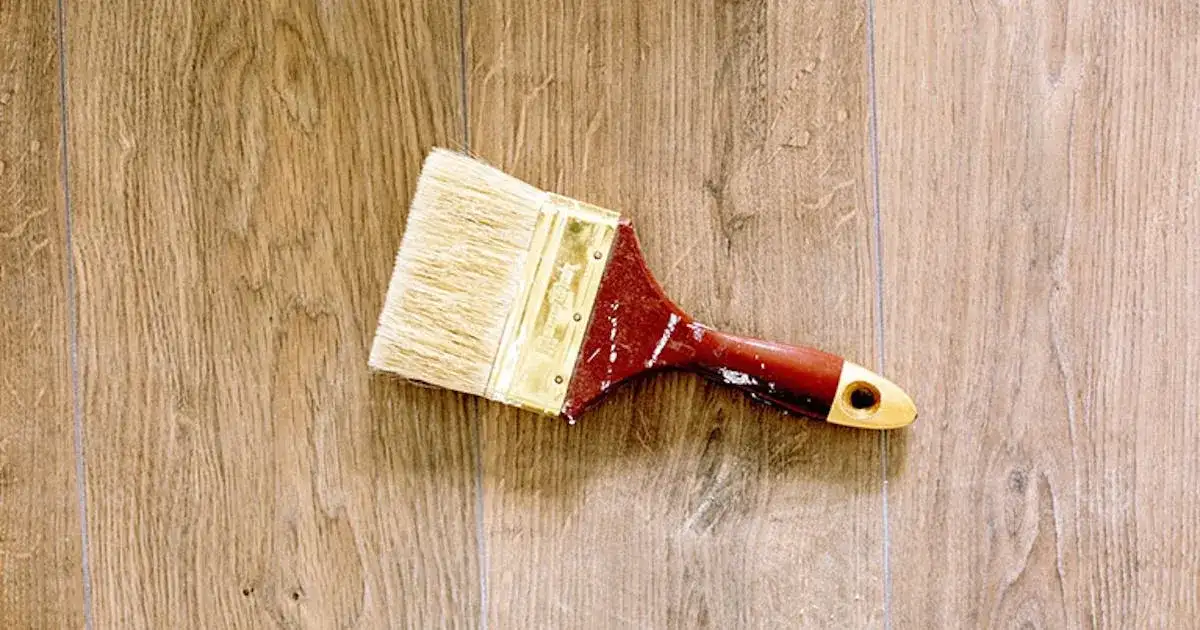 Czy można malować drewno farbą do ścian? Oto, co musisz wiedzieć!