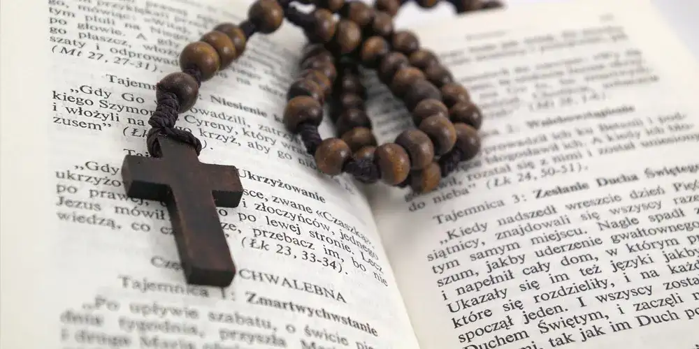O której jest różaniec w kościele? Sprawdź godziny modlitwy w parafii