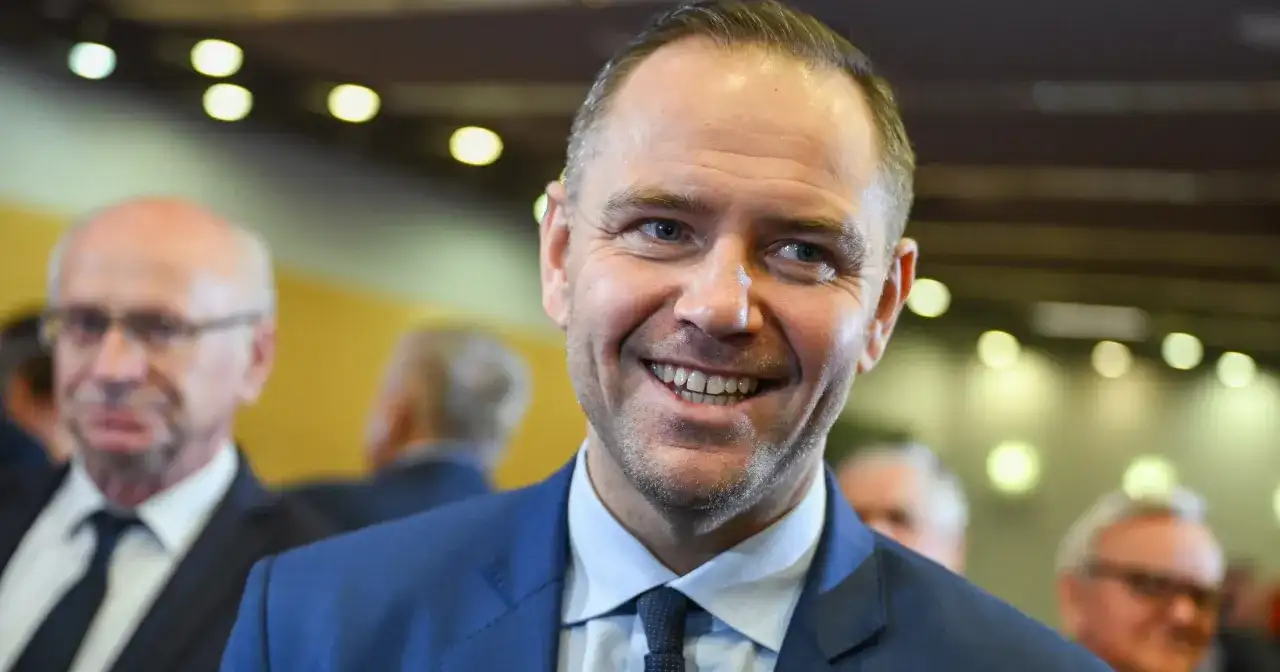 Uśmiechnięty mężczyzna w garniturze, być może przyszły kandydat na następcę Andrzeja Dudy w walce o pałac prezydencki.