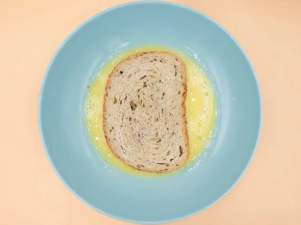 Poznaj kaloryczność chleba w jajku: wartości odżywcze i wielkości porcji