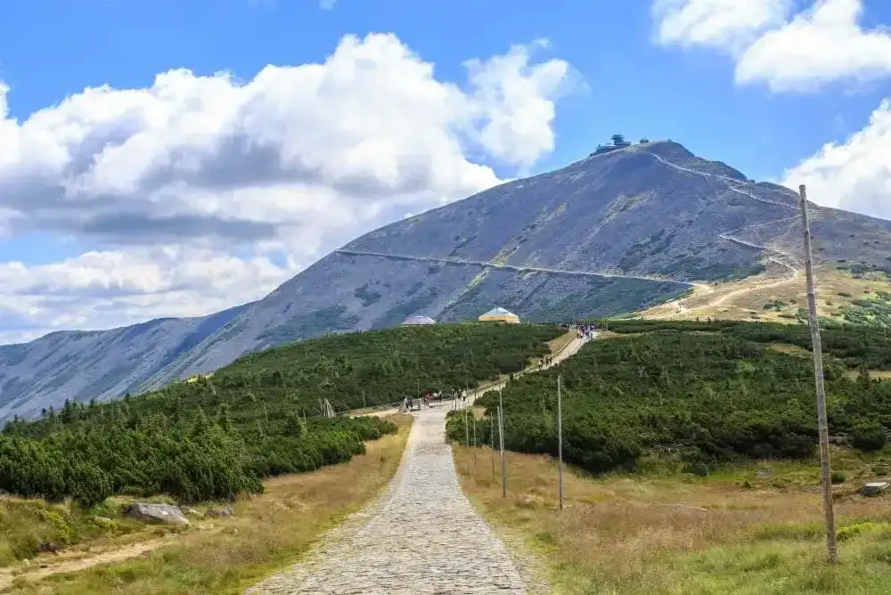 Którym szlakiem na Śnieżkę z Karpacza? Porównanie tras i trudności
