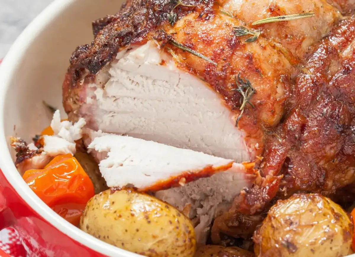 Soczysty schab pieczony w rękawie z ziemniakami i marchewką. Klucz do sukcesu: ile czasu piec schab w rękawie, by nie wyszedł wiór?