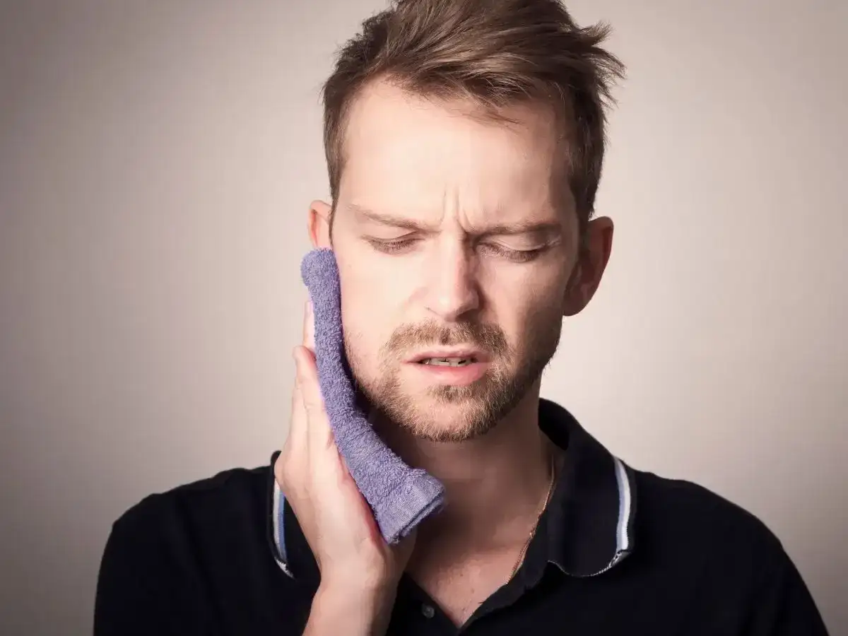 Ile nie pić alkoholu po wyrwaniu zęba? Uniknij powikłań!