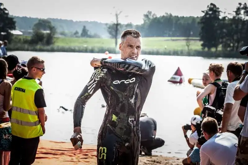 Kombinezon do pływania: jak wybrać idealną piankę? Poradnik