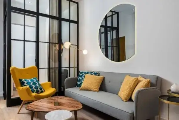 Gdzie powiesić lustro w salonie? Praktyczne porady i trendy