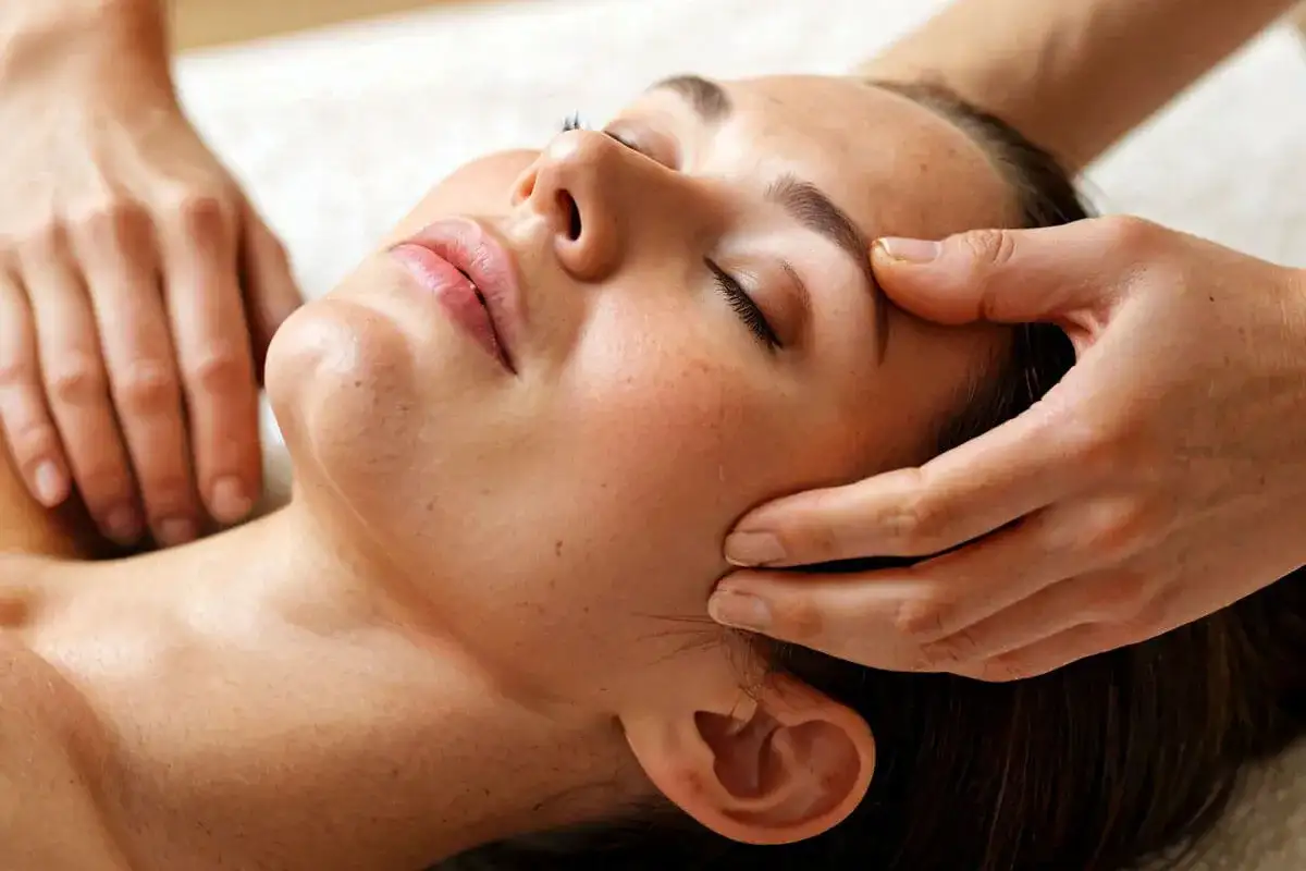 Jak często masować twarz? Sekret jędrnej cery i liftingu.