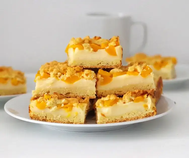 Jak upiec pyszne brzoskwiniowe ciasto z budyniem i bezą?