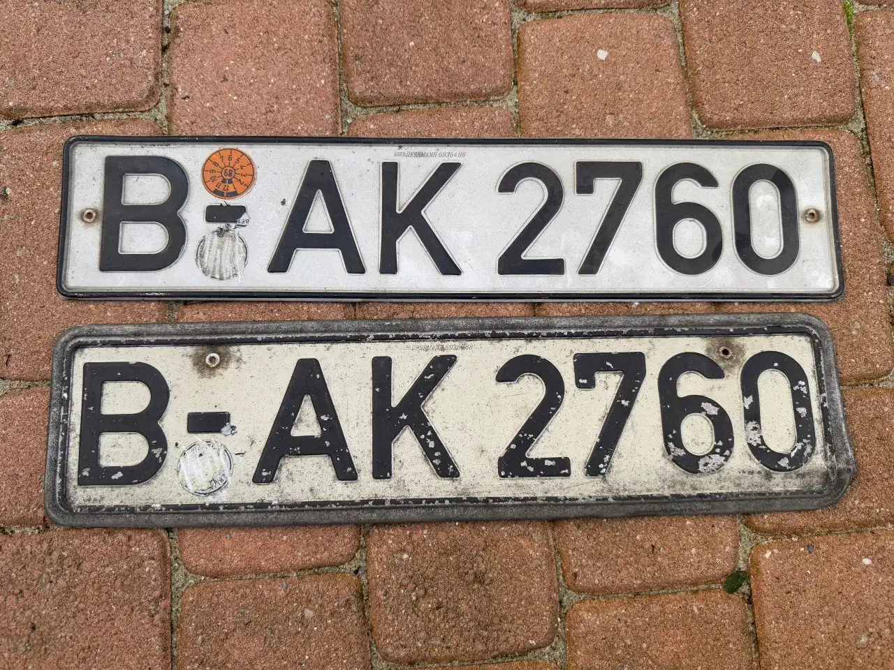 Dwie tablice rejestracyjne z Niemiec, B-AK 2760. Zastanawiasz się, ile kosztują tablice zjazdowe w Niemczech?
