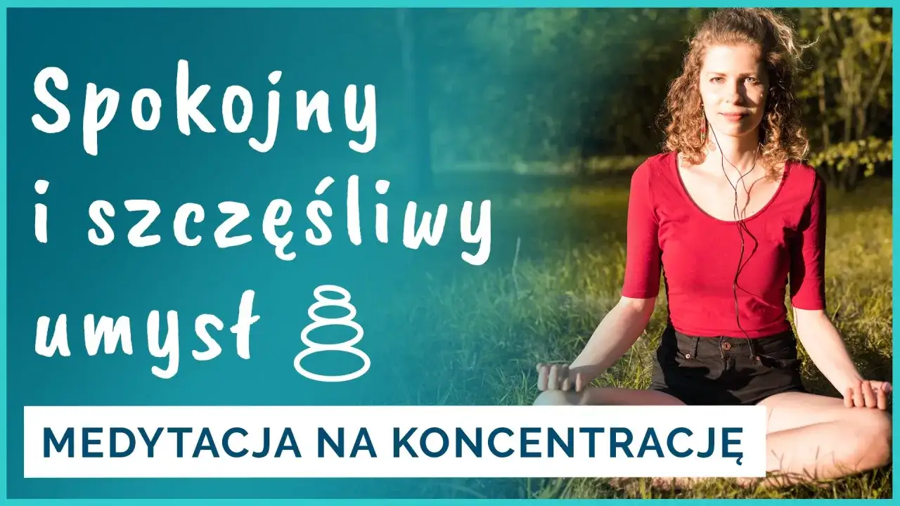 Kobieta w pozycji lotosu medytuje na trawie, słuchając muzyki.