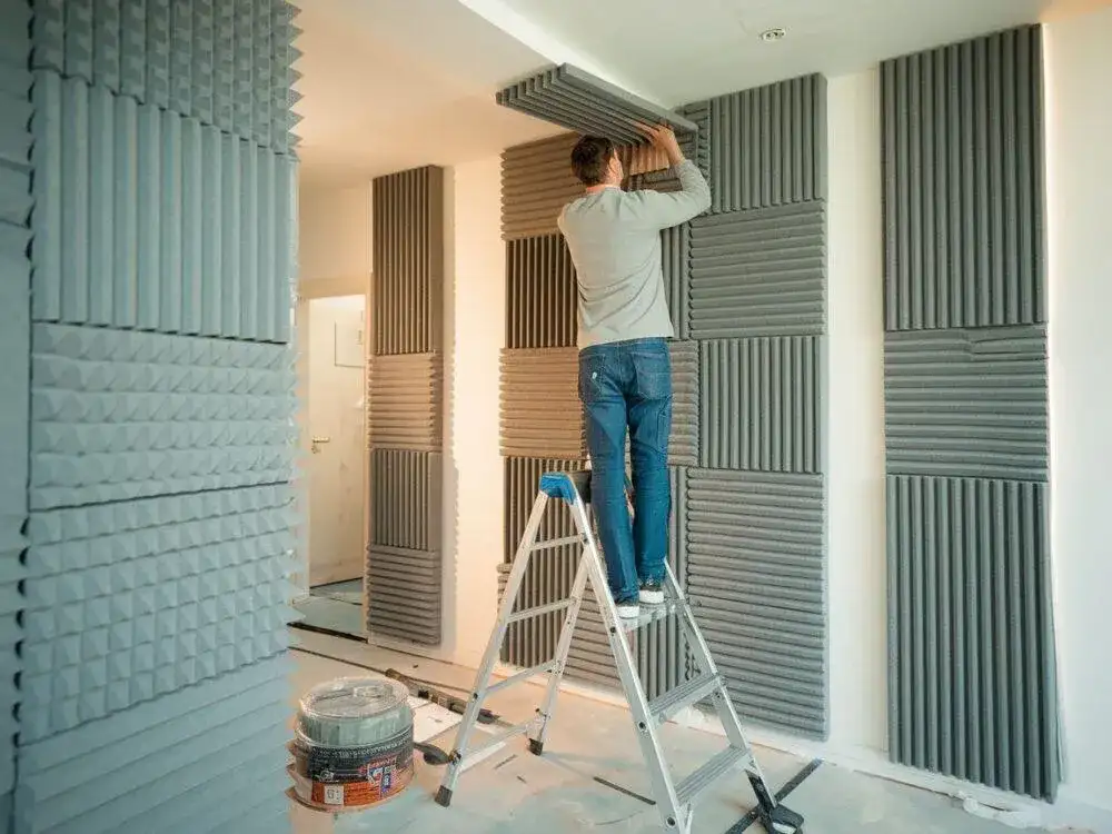 Jak wyciszyć ściany: skuteczne metody na hałas w domu