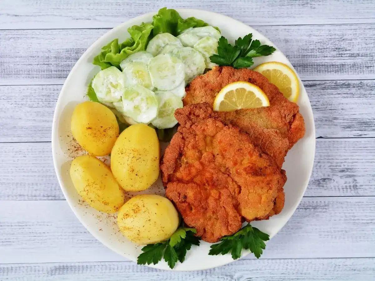 Ile kalorii ma schabowy z ziemniakami i surówką? Zaskakujące wartości!