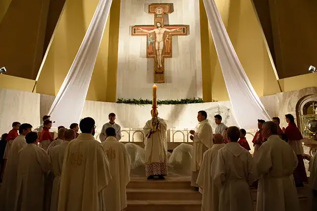 Czy udział w wigilii paschalnej zwalnia z niedzielnej mszy? Sprawdź to!