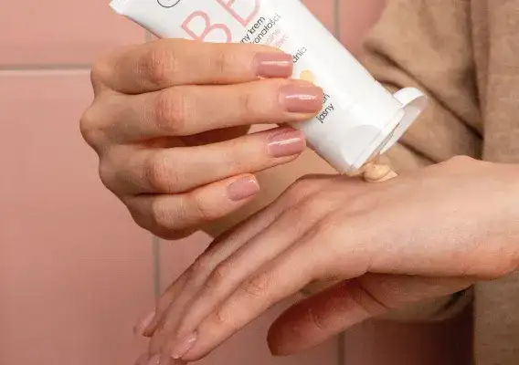 Czy krem BB jest szkodliwy? Odkryj, co może podrażniać skórę