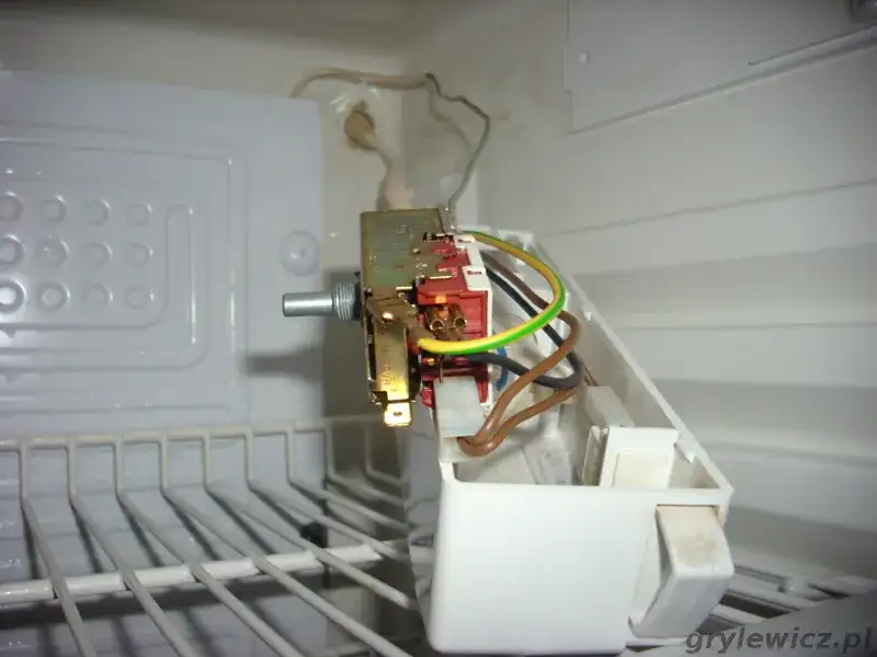 Jak sprawdzić termostat w lodówce? Diagnoza DIY i koszty naprawy.