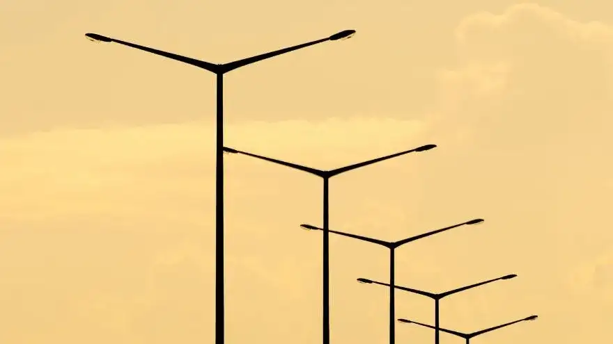 Słup oświetleniowy: Pozwolenie czy zgłoszenie? Uniknij błędów!